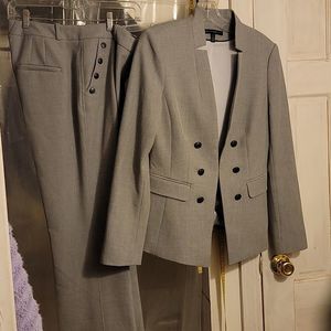 NWOT, White House Black Market Sz6, 2pc Pant suit.Excellent Cond.